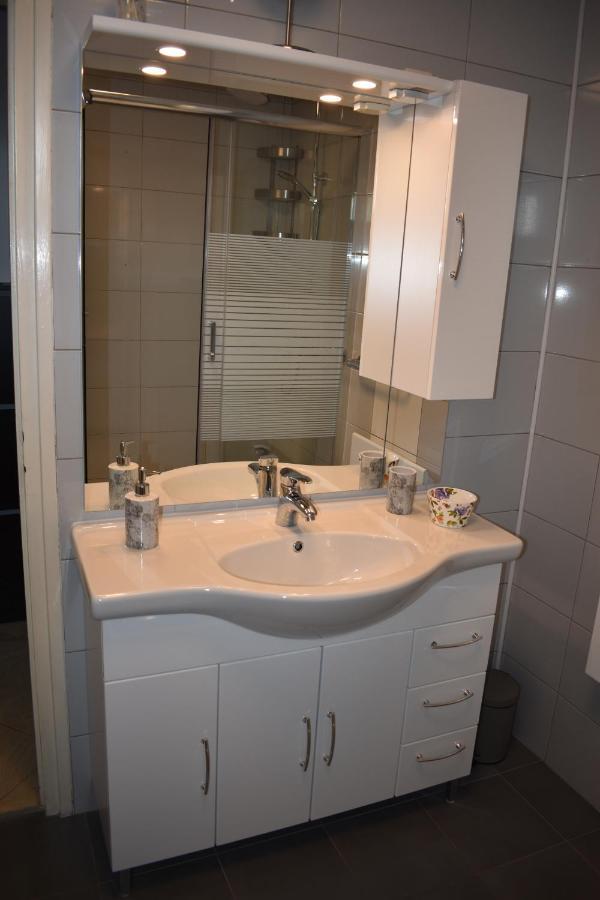 Leone Apartment