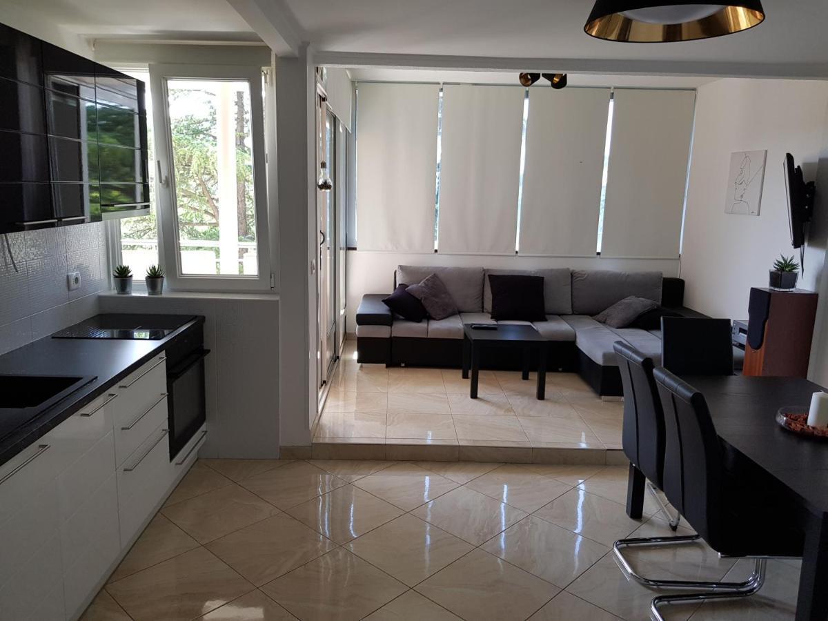 Leone Apartment *